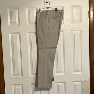 Joseph Abboud Slim fit Men's Beige Chinos. 100% cotton.RN 77219.